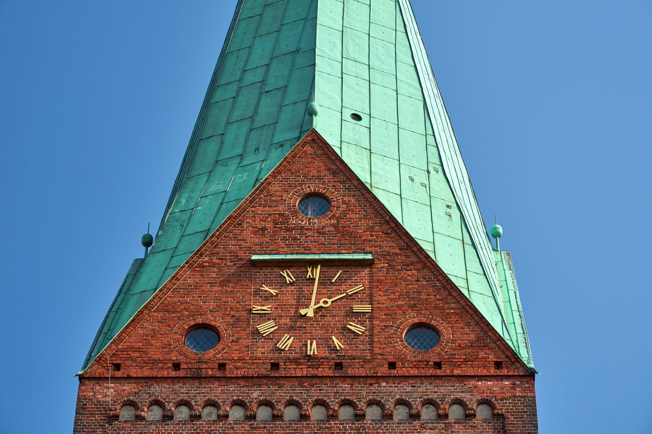 LOW ANGLE VIEW OF TOWER AGAINST CLEAR SKY