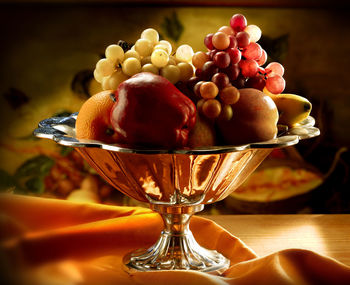 Close-up of grapes in bowl on table