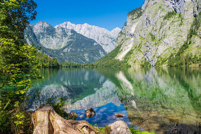 Panoramic view of lake and mountains against sky