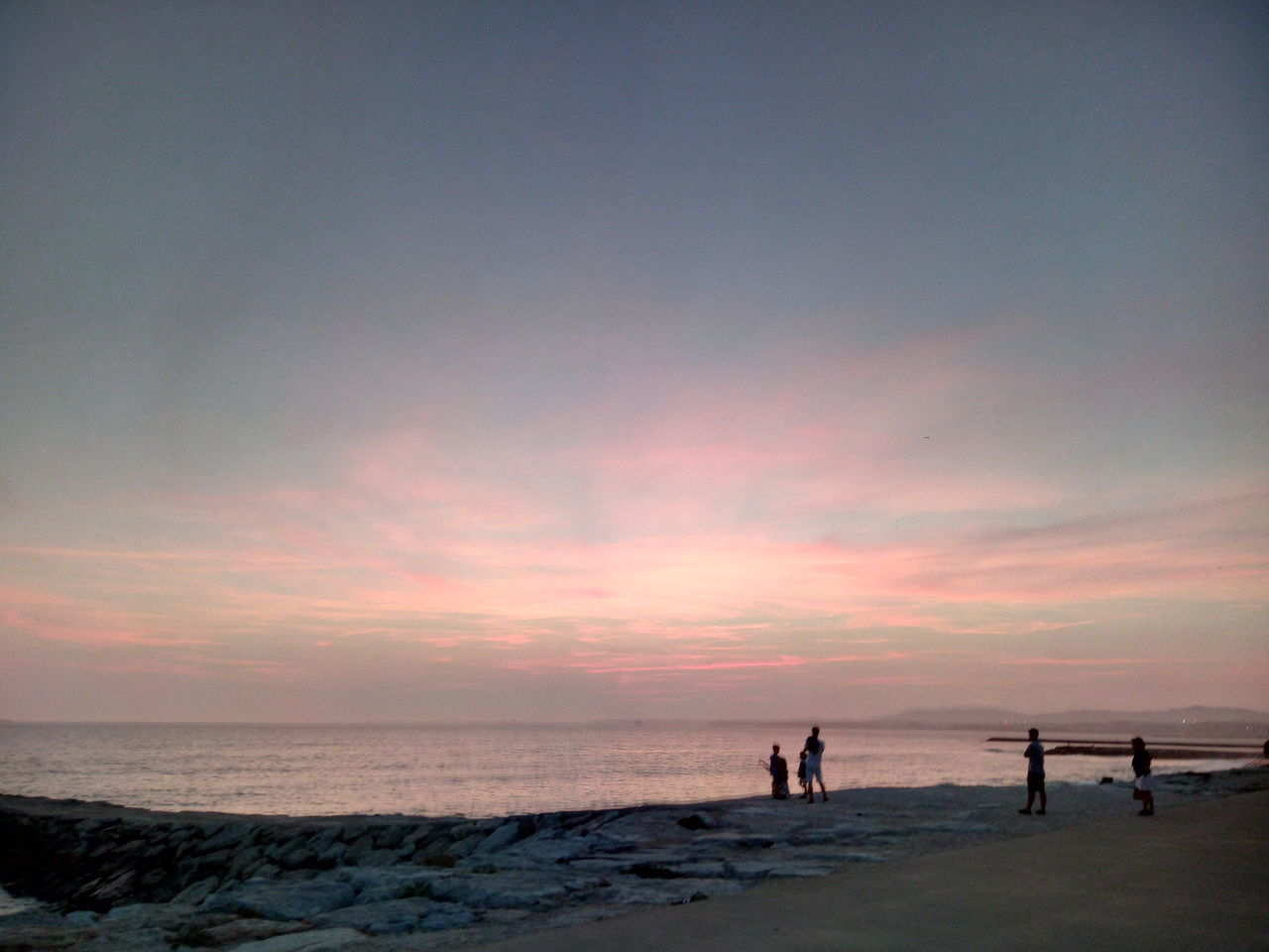 sea, sky, water, beach, sunset, land, horizon, horizon over water, scenics - nature, beauty in nature, real people, group of people, leisure activity, lifestyles, silhouette, people, nature, men, holiday, outdoors