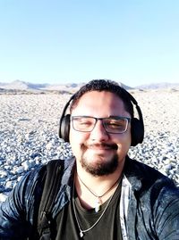 Portrait of young man wearing sunglasses against sky