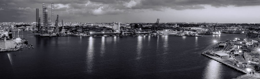 Panoramic view of marina bay against sky