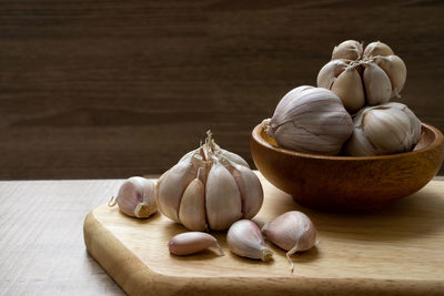 Close-up of garlic in bowl on table