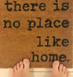 Stay home welcome mat says theres no place like home 