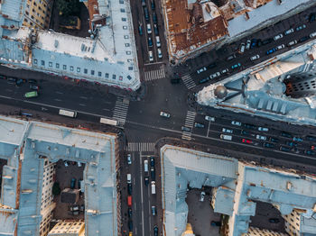 Aerial photo of five corners square in historical center of st petersburg. evening traffic. 