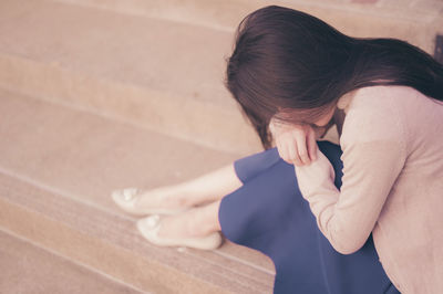 Midsection of woman sitting on floor