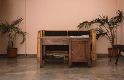 Photo of antique desk and seat made with pallet,