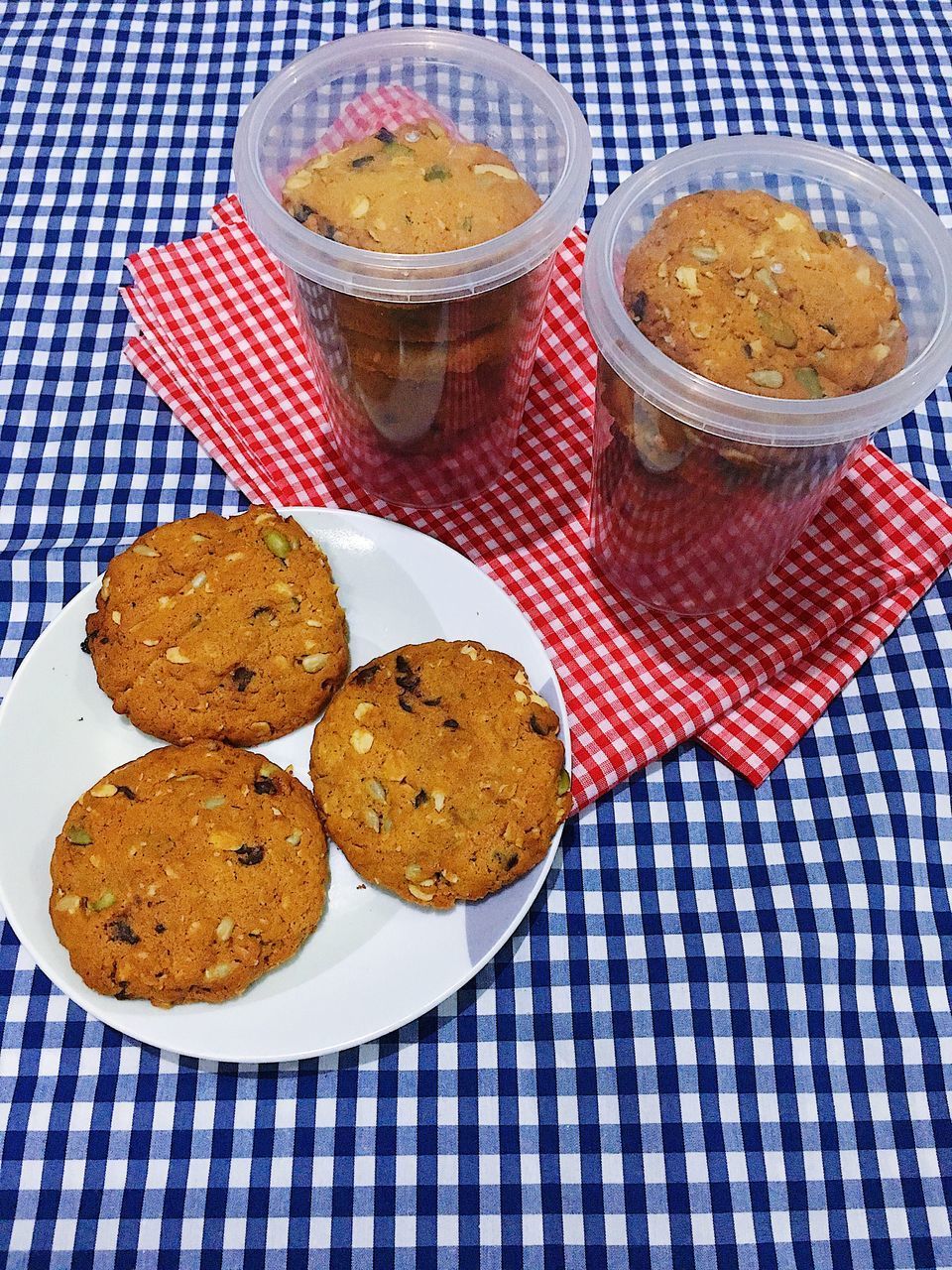 CLOSE-UP OF FOOD ON PLATE