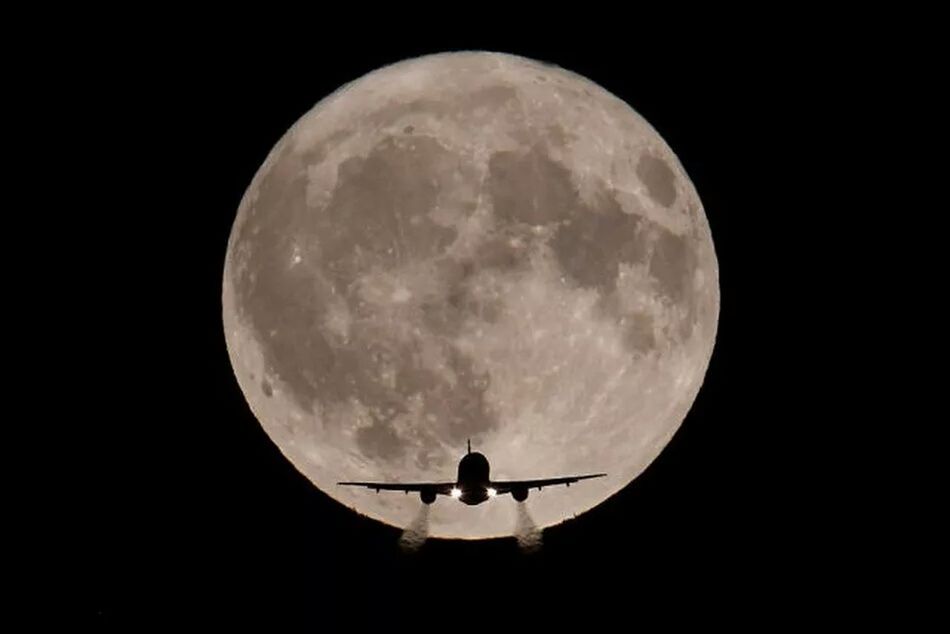 CLOSE-UP OF MOON AT NIGHT