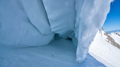 Overhanging snow at wösterspitze