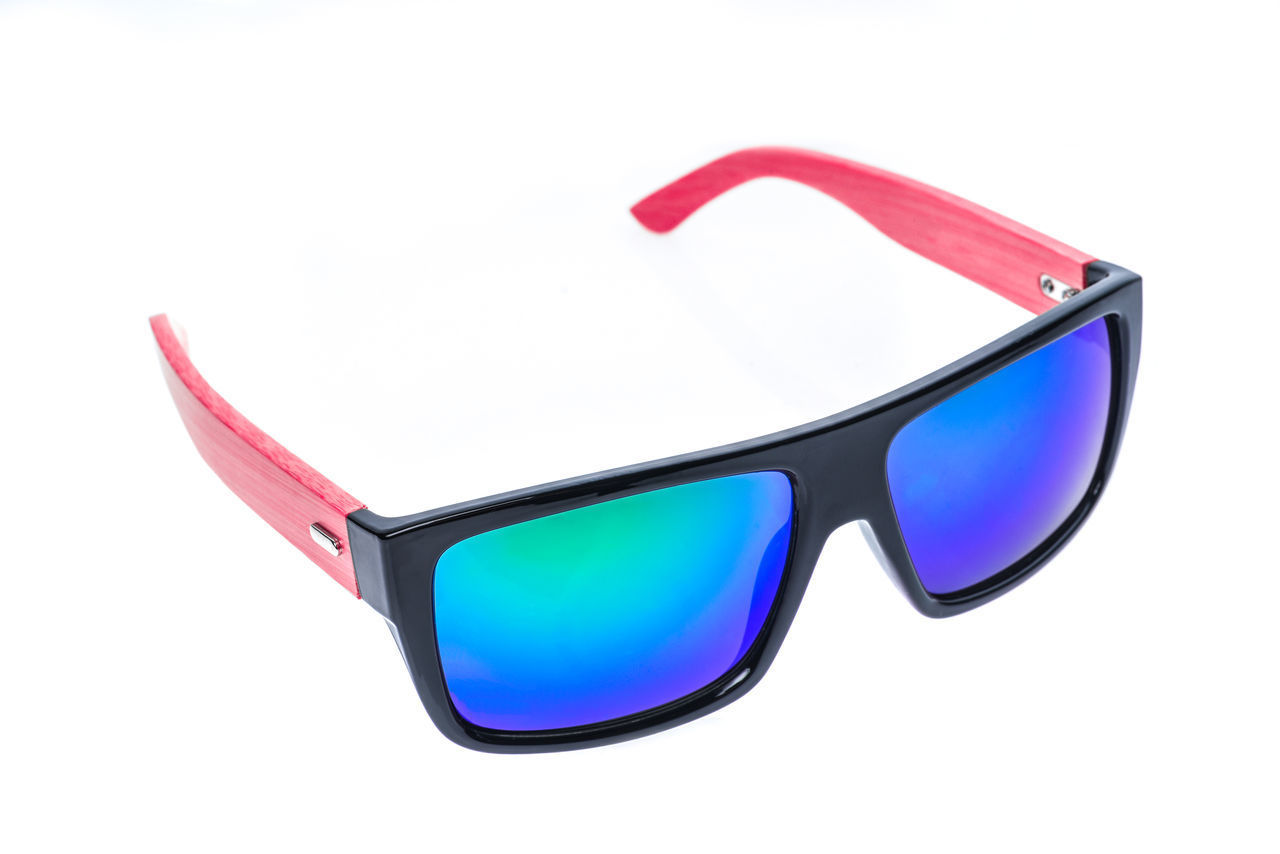 CLOSE-UP OF SUNGLASSES