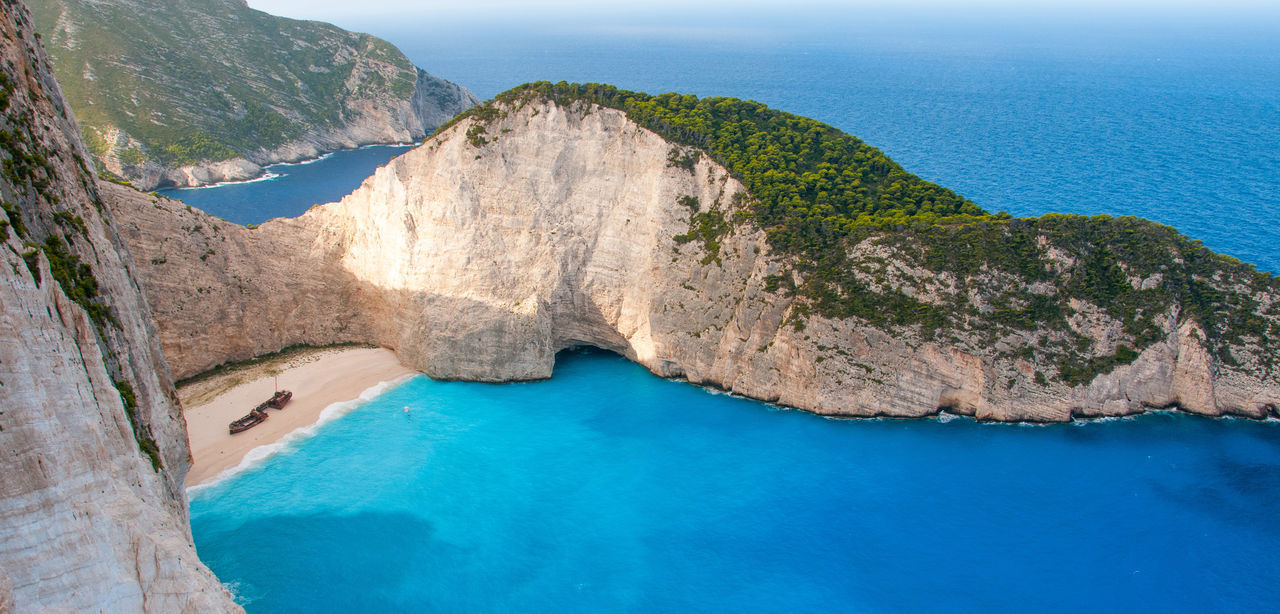 HIGH ANGLE VIEW OF ROCK FORMATION ON SEA