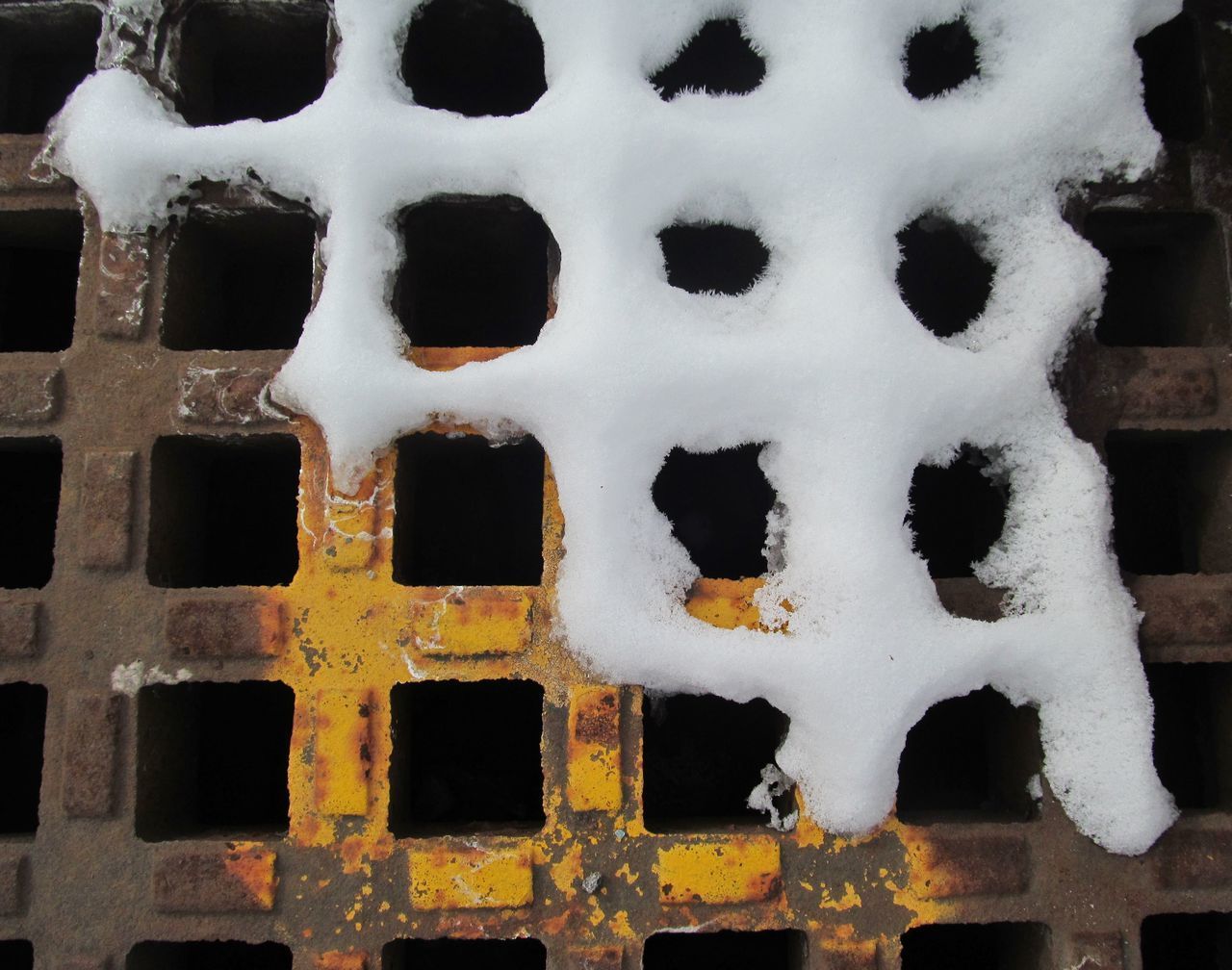 FULL FRAME SHOT OF SNOW ON METAL WALL