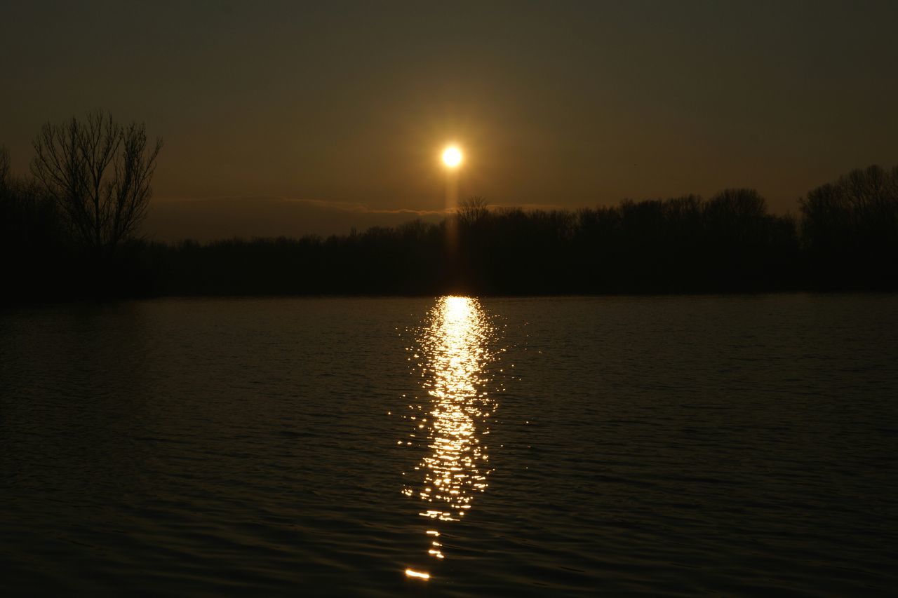 water, reflection, tranquil scene, sunset, tranquility, scenics, waterfront, lake, silhouette, beauty in nature, sun, tree, nature, idyllic, rippled, sky, outdoors, river, no people, sunlight