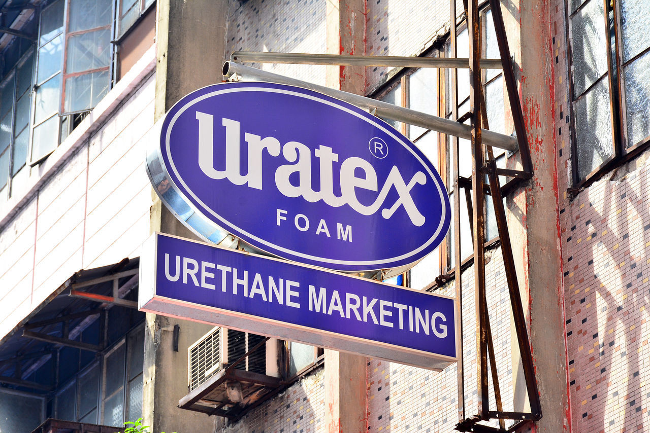 LOW ANGLE VIEW OF ROAD SIGN AGAINST BUILDING