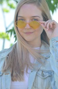 Portrait of smiling young woman wearing sunglasses