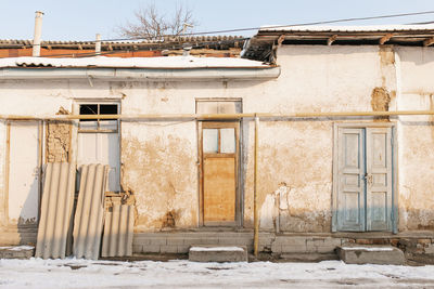 Tashkent, uzbekistan. december 2020. clay houses waved old town in winter