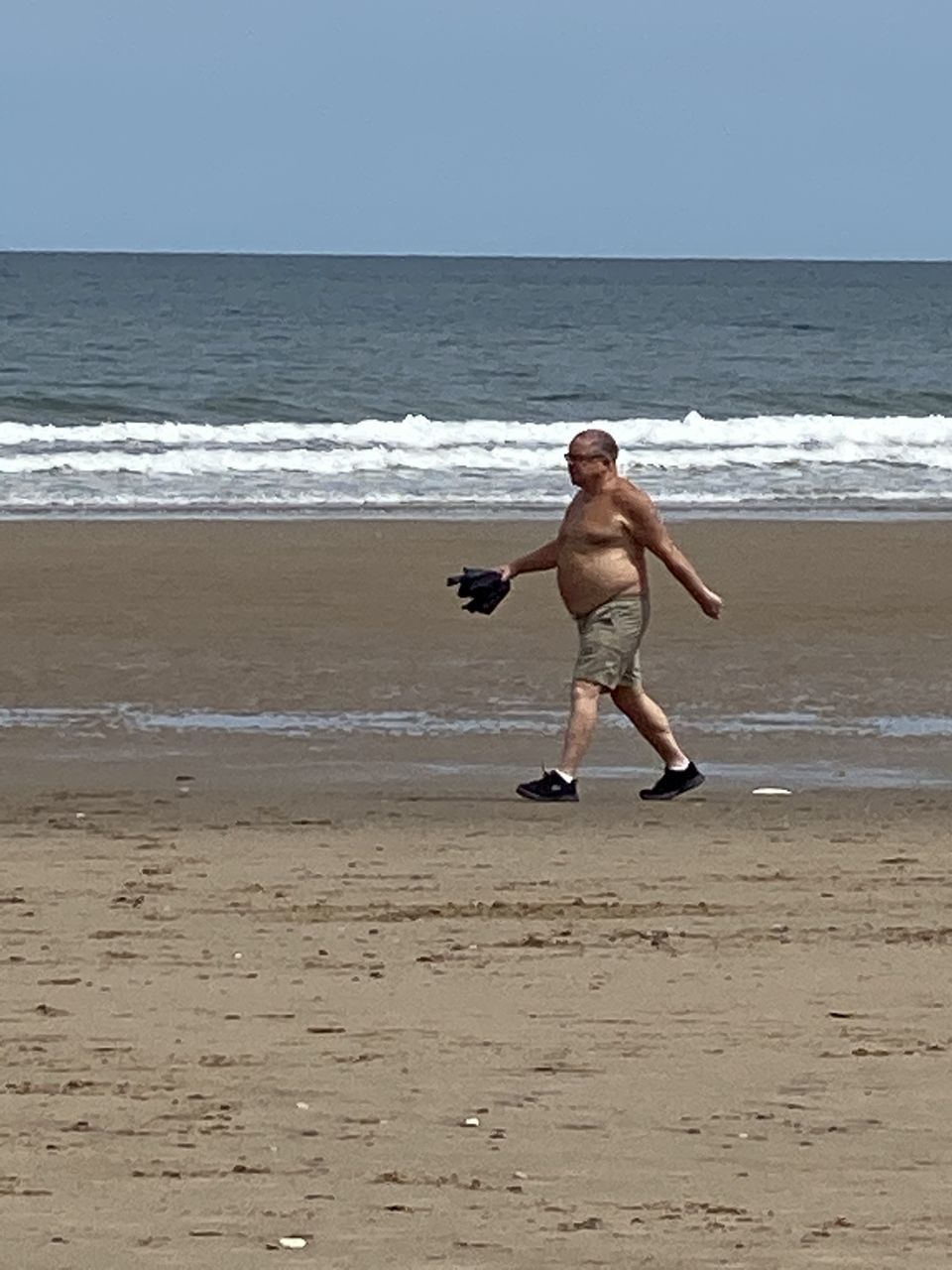 FULL LENGTH OF SHIRTLESS MAN ON BEACH