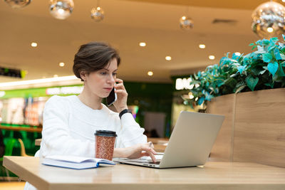 Businesswoman working at cafe