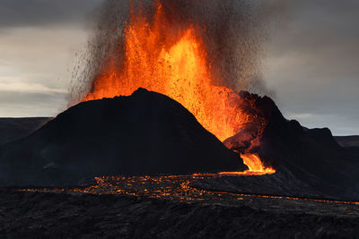 Volcanic eruption and lava flow close up in fagradalsfjall, reykjanes peninsula, iceland