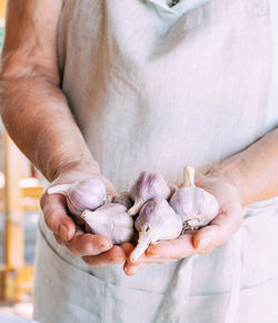 Midsection of man holding seashell