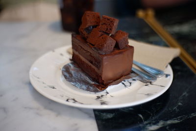 Close-up of chocolate cake in plate on table