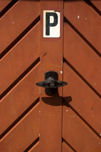 Letter p on brown door