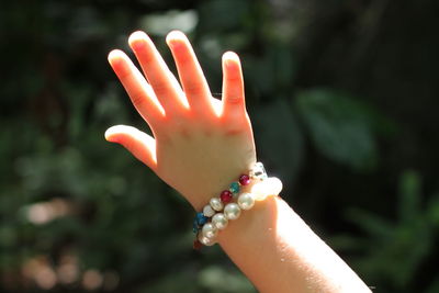 Close-up of woman hand holding leaf