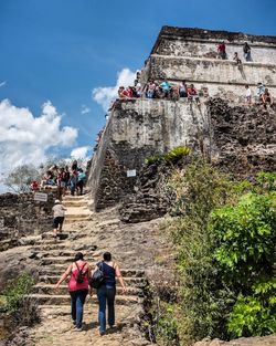 People at el tepozteco against sky