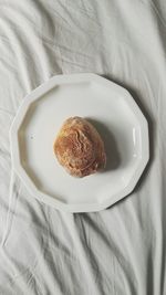 Close-up of bread in plate on bed