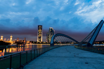 Golden gate bridge over river against sky in city