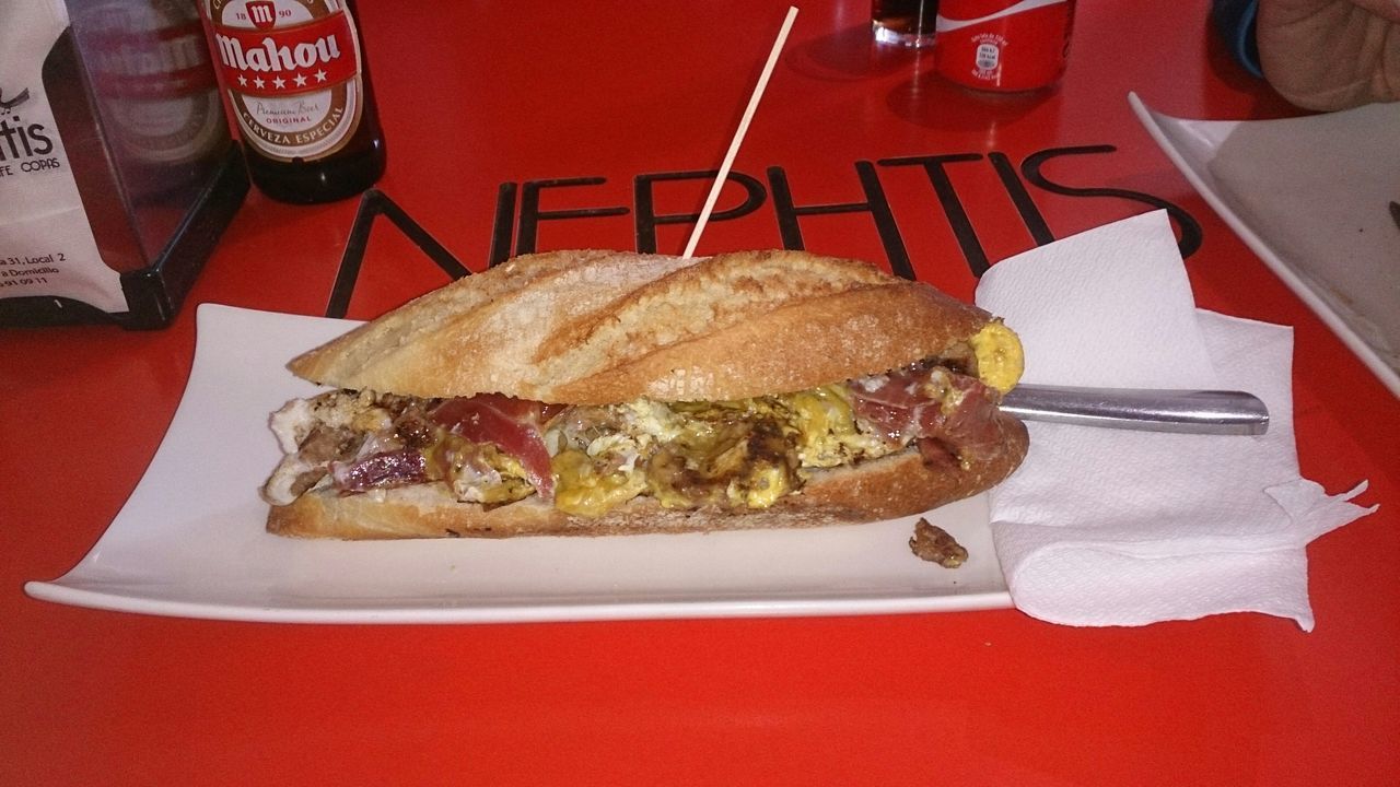 Bocadillo de huevos revueltos con picadillo