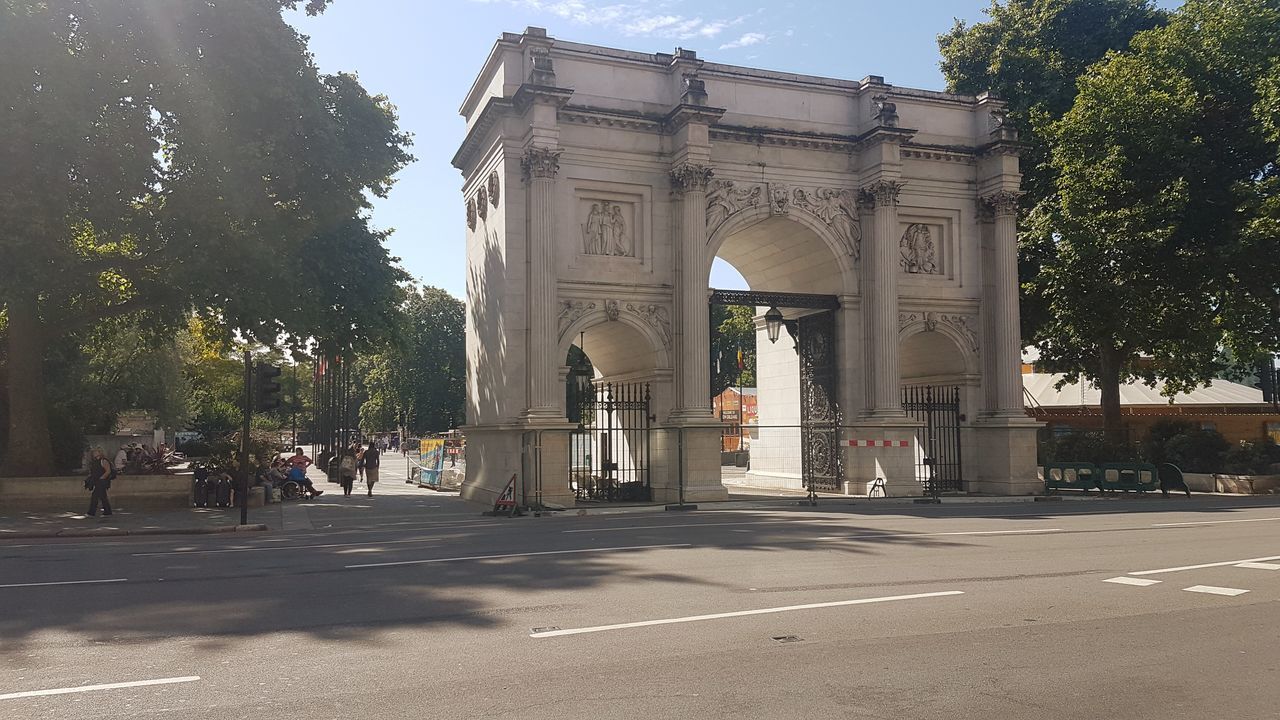 MONUMENT IN CITY