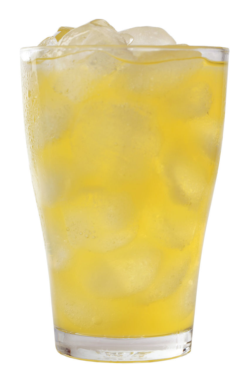 CLOSE-UP OF BEER IN GLASS