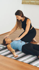 Therapist giving reiki treatment to woman