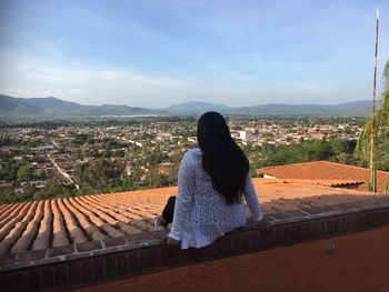 Rear view of woman looking at the pueblo of etzatlán, jalisco. restaurant called casa de don luis.