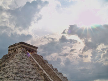 Sunset at the temple of kukulkán with the sun in the background.  chichen itza.  méxico