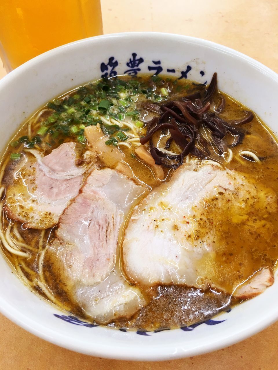 HIGH ANGLE VIEW OF SOUP IN BOWL ON TABLE