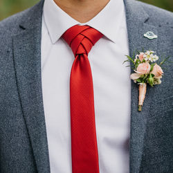 Wedding day. groom. boutonniere.