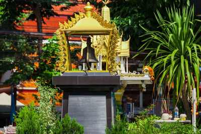 Statue outside temple against building