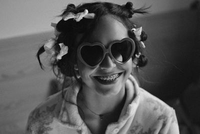 Close-up portrait of smiling woman wearing sunglasses