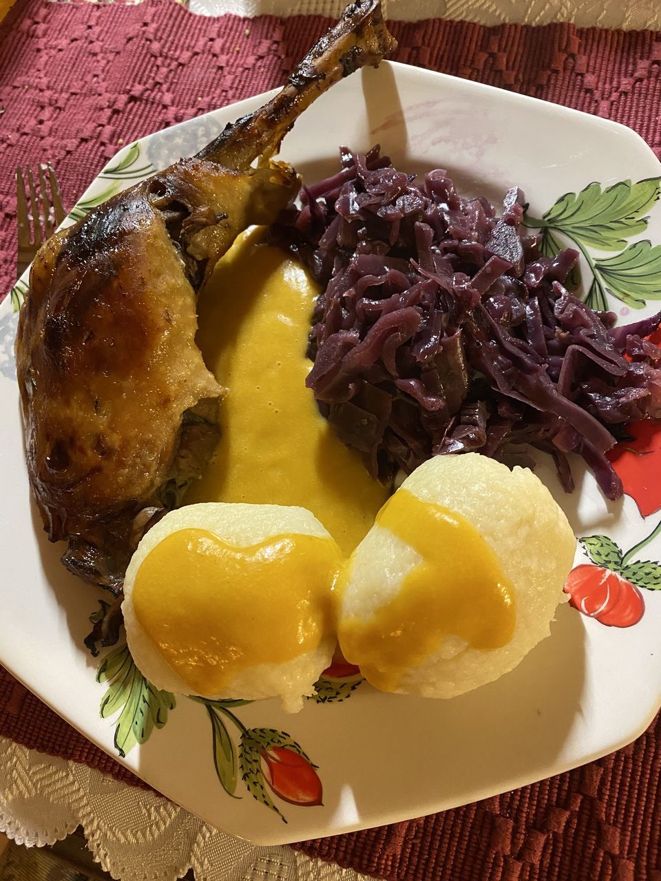 HIGH ANGLE VIEW OF ICE CREAM IN PLATE ON TABLE