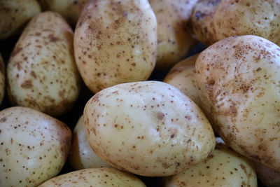 A cenital view of white cleaned potatoes