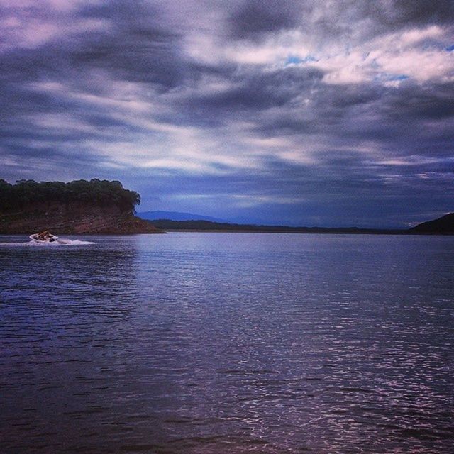 water, sky, cloud - sky, tranquil scene, scenics, tranquility, sea, cloudy, beauty in nature, waterfront, cloud, nature, rippled, idyllic, horizon over water, weather, overcast, calm, dusk, lake