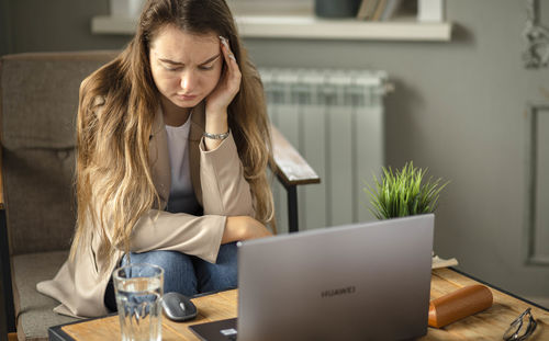 Project's weight, amid silent hum of productivity, office worker feels acute sting, stress headache