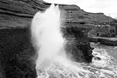 Waves breaking on rocks