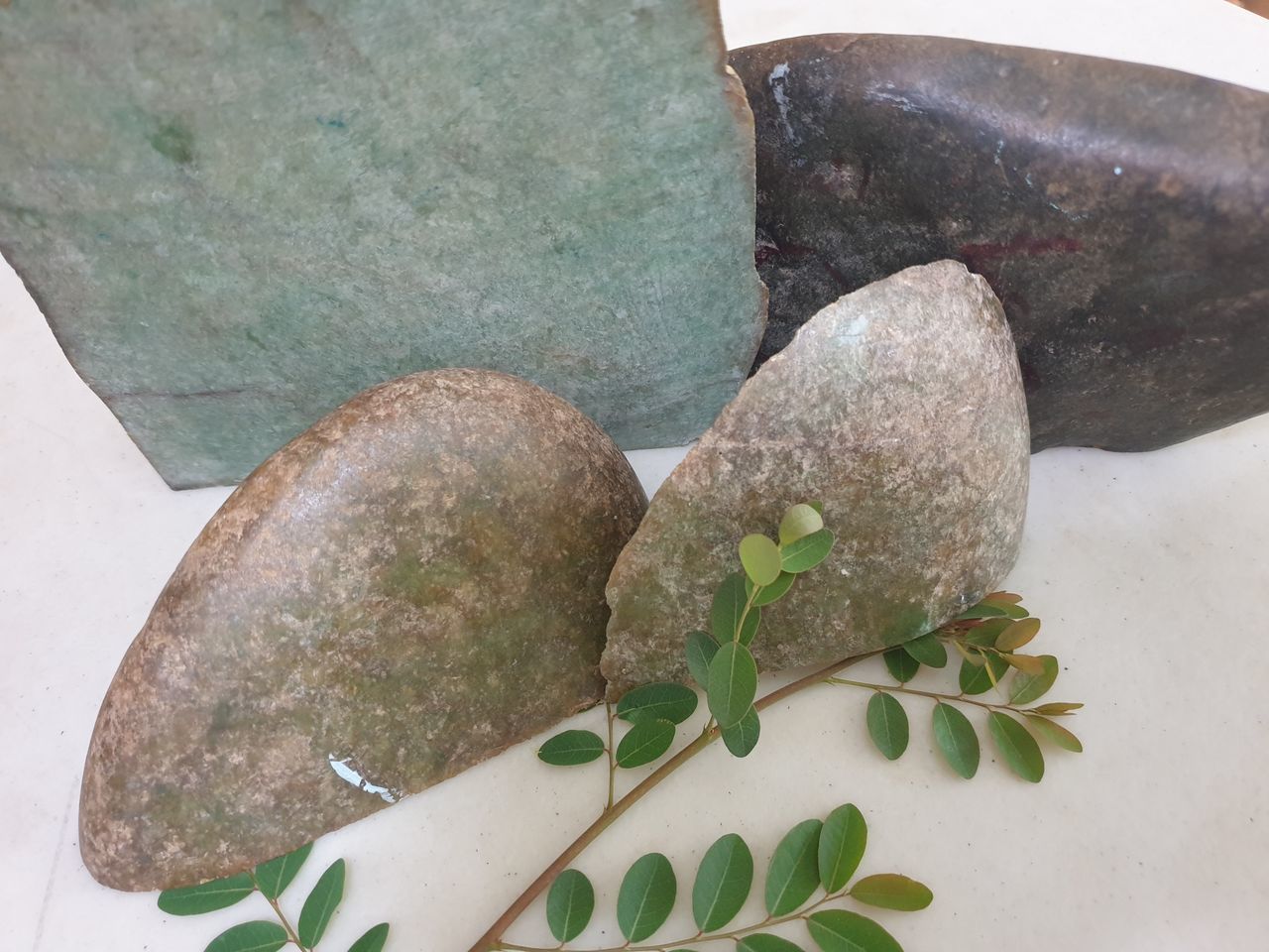 HIGH ANGLE VIEW OF ROCKS ON PEBBLES