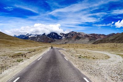 Road to gurudongmar lake, north sikkim, india summer road tripping