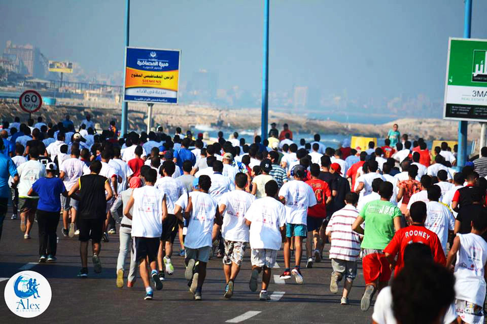 GROUP OF PEOPLE AT THE STREET