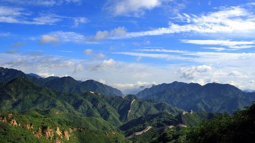 Scenic view of great wall of china against cloudy sky 